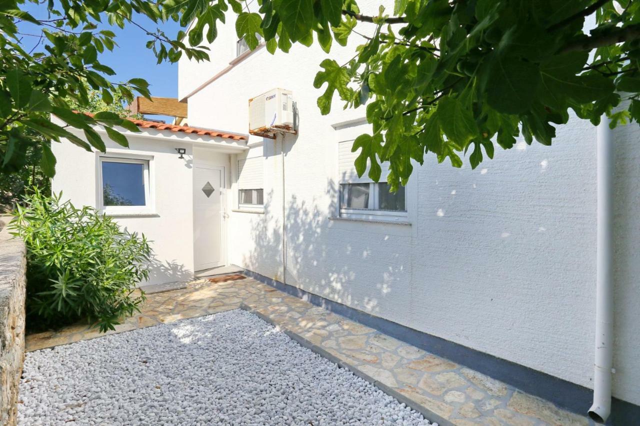 Villa Neyla Vir Εξωτερικό φωτογραφία