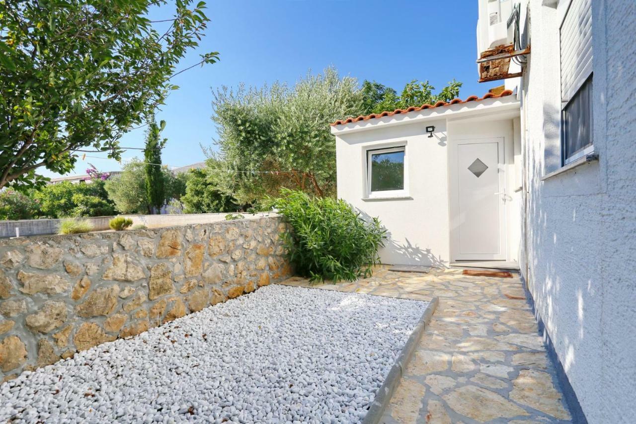 Villa Neyla Vir Εξωτερικό φωτογραφία